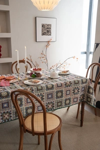 Dettaglio della tovaglia jacquard patchwork bohémien con motivi geometrici su tavolo in legno
