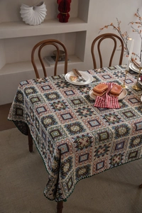 Dettaglio ravvicinato della tovaglia jacquard geometrica boho con bordi a conchiglia