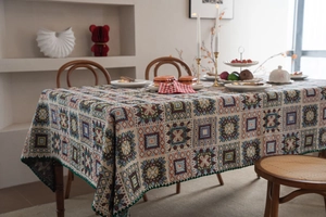 Dettaglio tovaglia patchwork geometrica bohémien con bordo in pizzo all'uncinetto verde