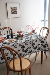 Texture dettagliata della tovaglia jacquard con motivi floreali neri su tessuto crema