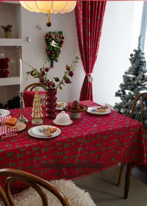 Detailansicht der roten Weihnachts-Tischdecke mit Baummustern und Bommelverzierung