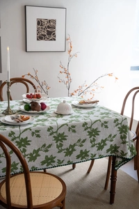 Nahaufnahme der Jacquard-Tischdecke mit grünem Blattmuster und genähter Zackenkante