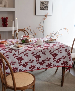 Dettaglio tovaglia in lino beige con ricamo floreale di foglie di acero rosso e bordo rifinito