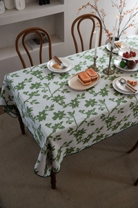 Detailansicht der Vintage-Jacquard-Tischdecke mit Blumenmuster und grünen Nahtkanten