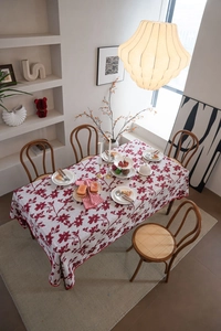 Vista dall'alto della tovaglia jacquard rossa a fiori su tavolo da pranzo rettangolare