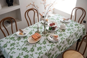 Detail der Jacquard-Tischdecke mit grünem Blumenmuster und gewebter Blattstruktur
