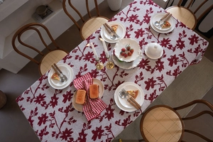 Dettaglio tovaglia jacquard floreale rossa con trama in lino rustico per sala da pranzo