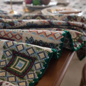 Tovaglia jacquard vintage francese con motivi geometrici e bordo in pizzo verde