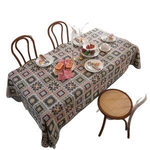 Tovaglia jacquard vintage francese con motivi geometrici boho e bordo in pizzo