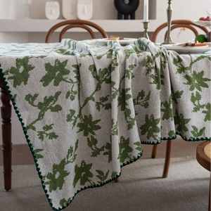 Grüne geblümte Jacquard-Tischdecke mit dickem Stoff und dunkelgrünem Muschelrand