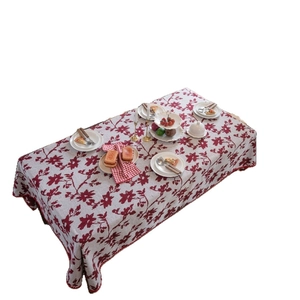 Elegante tovaglia rettangolare con motivi di foglie d'acero rosse su fondo crema