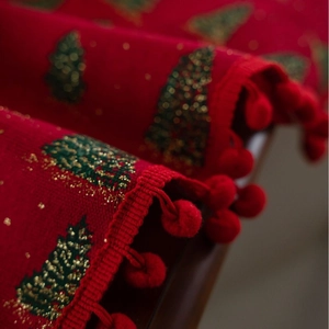 Roter Weihnachts-Tischläufer aus Strick mit grünen Tannenbäumen und Golddetails