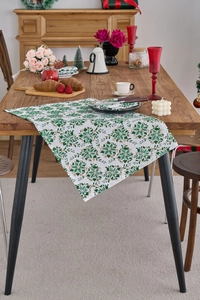 Vista dettagliata del runner da tavola rettangolare con stampa floreale verde su legno