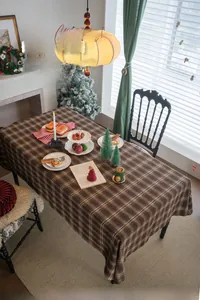Vue détaillée de la nappe à carreaux marron en laine avec décor de Noël festif