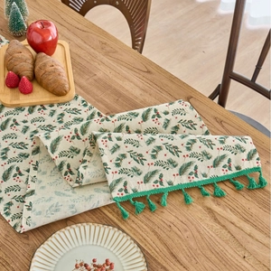 Runner da tavola natalizio con foglie di pino, bacche e nappe verdi per decorazioni casa