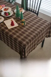 Gros plan d'une nappe épaisse à carreaux marron avec texture de motif classique d'hiver