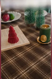 Gros plan sur nappe épaisse à carreaux marron avec bougies de Noël festives