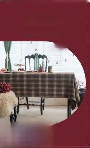 Détail de la nappe épaisse à carreaux marron café avec décorations de fête hivernales