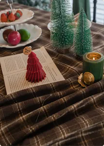 Détail de la nappe à carreaux marron avec bougies de Noël et décorations de fête