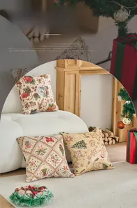 Vista dettagliata dei cuscini natalizi in jacquard con motivi di Babbo Natale e festività