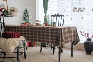 Gros plan d'une nappe épaisse à carreaux marron café avec textures rétro de Noël