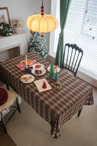 Détail de la nappe épaisse à carreaux marron café avec un drapé élégant pour tables de fête