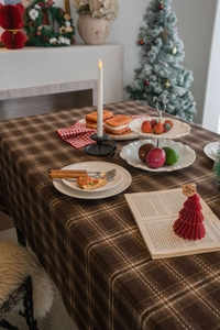 Nappe à carreaux marron pour un dîner de Noël d'hiver chaleureux avec décorations