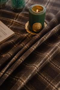 Gros plan d'une nappe épaisse à carreaux marron café avec texture brossée douce