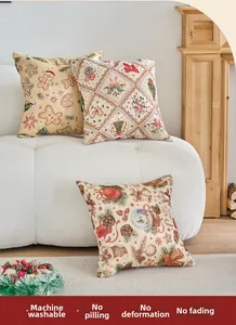 Dettaglio di cuscini natalizi in jacquard con motivi di pan di zenzero e alberi