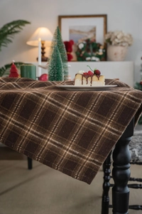 Gros plan détaillé de la nappe à carreaux marron épais avec texture tissée sur bois