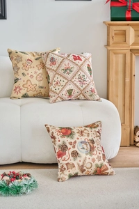 Tre fodere per cuscini natalizi in jacquard con motivi di omino di pan di zenzero e agrifoglio