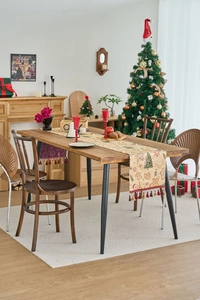 Detailansicht der Weihnachts-Tischläufer mit Lebkuchenmann-Motiv und dekorativen Quasten
