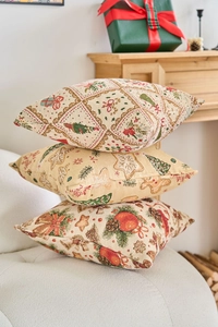 Dettaglio ravvicinato di tre cuscini natalizi in jacquard con tessuto spesso e strutturato