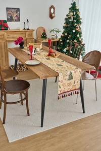 Details des Weihnachts-Tischläufers mit Lebkuchenmann-Motiv und dekorativen Quasten