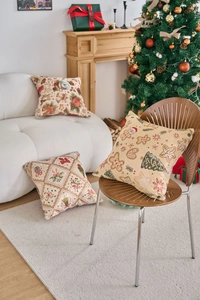 Dettaglio di cuscini natalizi con motivi di pan di zenzero e decorazioni festive