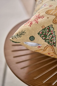 Dettaglio del cuscino natalizio con cerniera invisibile e motivo jacquard intrecciato