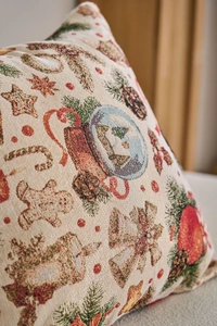 Dettaglio del cuscino natalizio jacquard con pan di zenzero e motivi festivi ricchi