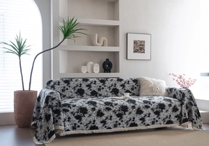 Gros plan détaillé de la housse de canapé jacquard épaisse avec fleurs noires et franges