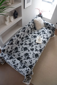 Gros plan d'une housse de canapé en jacquard épais à motif floral avec franges