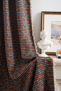 Détail de tissu tissé géométrique bohème avec bordure à pompons et motifs colorés