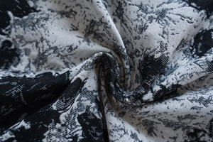 Gros plan du tissu jacquard épais noir et blanc avec motifs de fleurs graffiti