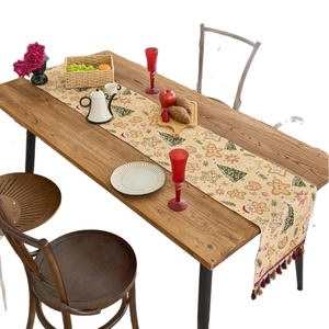 Vintage Tischläufer mit Lebkuchenmann-Jacquard und roten Quasten für Weihnachten