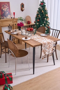 Dettaglio ravvicinato del runner da tavola pastorale con nappe e motivi vegetali jacquard