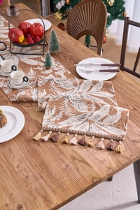 Vista dettagliata del runner da tavola jacquard con foglie d'acero e nappe decorative