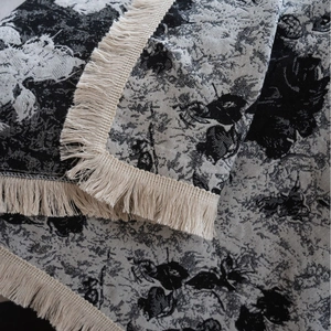 Jeté de canapé épais en jacquard noir et blanc à motifs floraux avec bords à franges