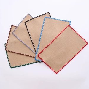 Vue détaillée des sets de table en jute tissé avec bordures au crochet en six couleurs