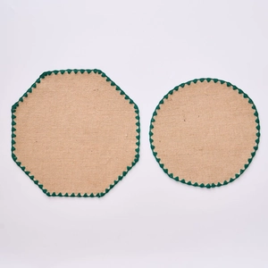 Primer plano de manteles de yute natural con bordado verde oscuro en los bordes