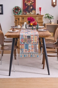Dettaglio di un runner da tavola jacquard nordico con motivi geometrici e nappe