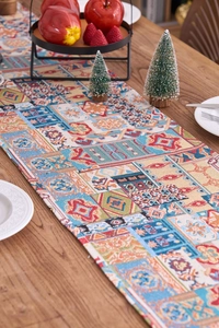 Dettaglio di runner da tavola jacquard nordico con motivi geometrici e frange festive