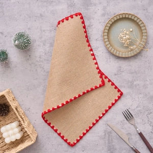 Set de table en jute naturelle avec bordure crochet rouge pour décoration festive